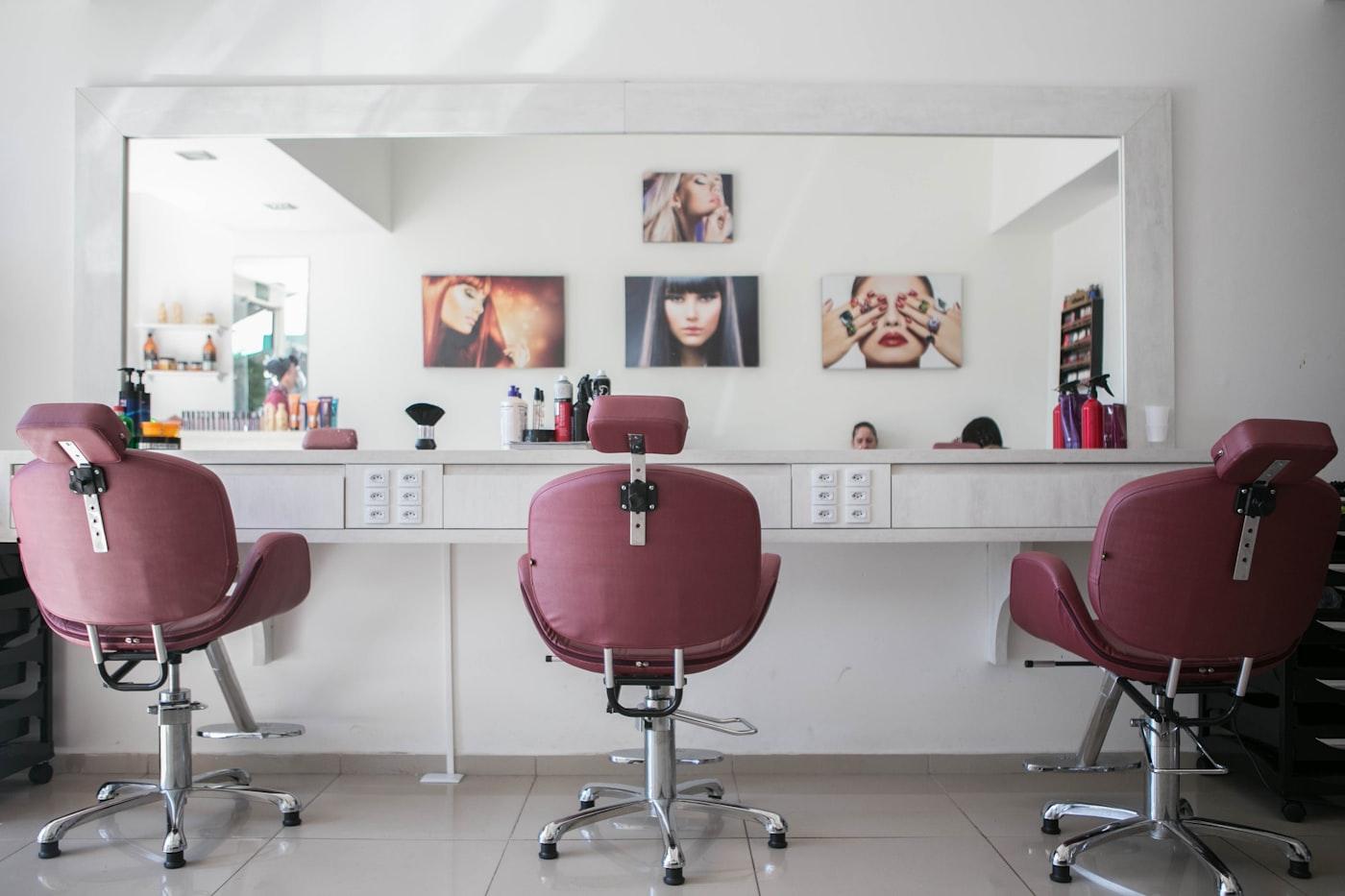 Rustige beauty salon met comfortabele behandelkamer